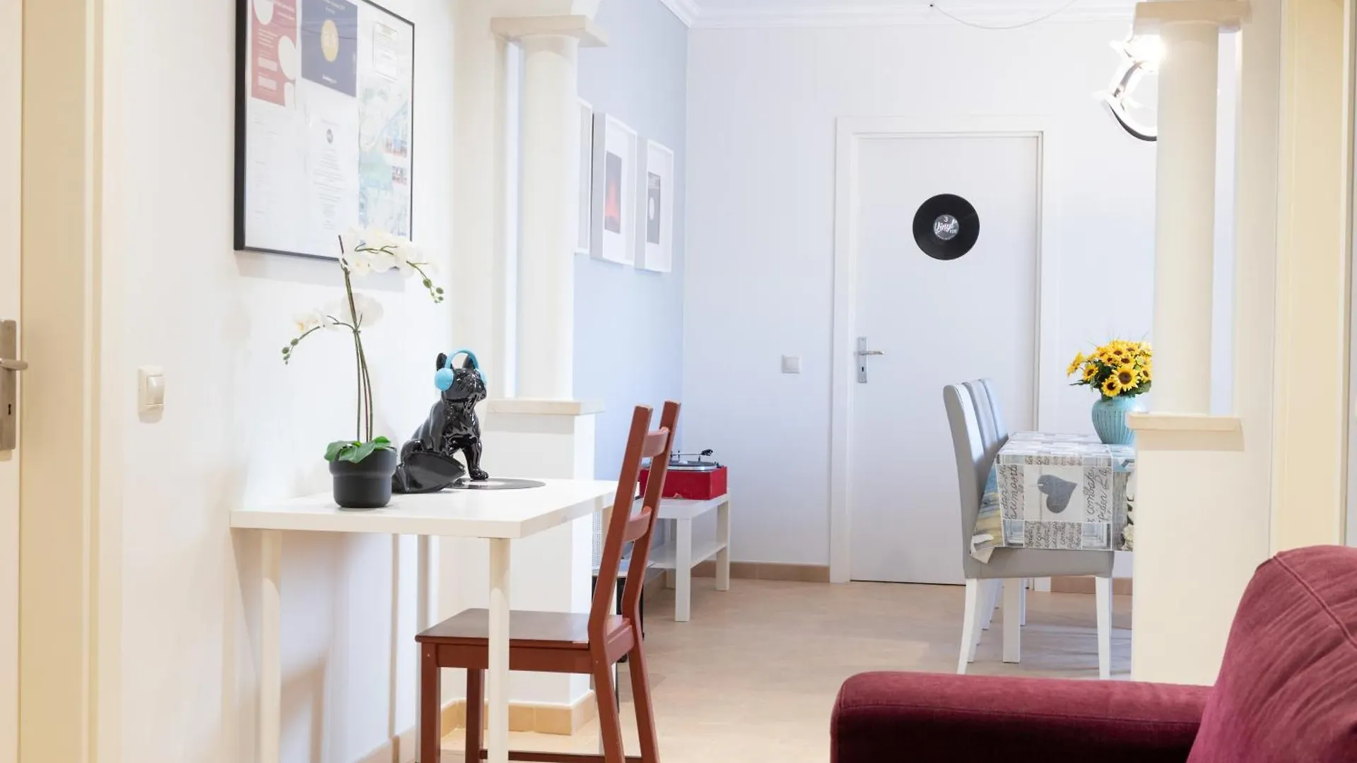 Vinyl Flat Bed & Breakfast - Rooms location